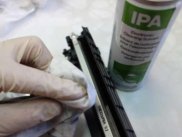 С IPA и STI чистим кристализиралия тонер по меката част на doctor blade. Вместо STI може да се използваи тампони FBU. FBU също се ползва за чистене на набит тонер по втулките на магнитната ролка.